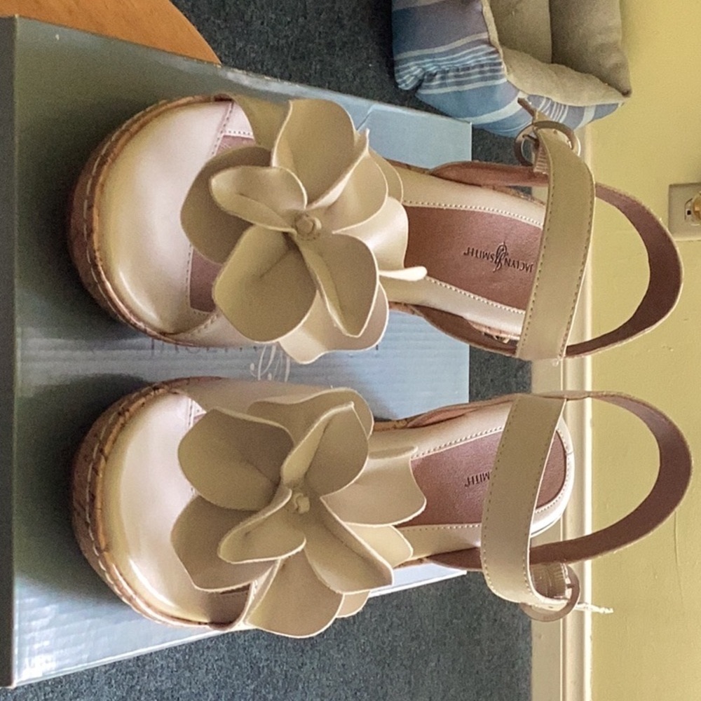 Jaclyn Smith Cream Sandals with Floral Detail and Slingback